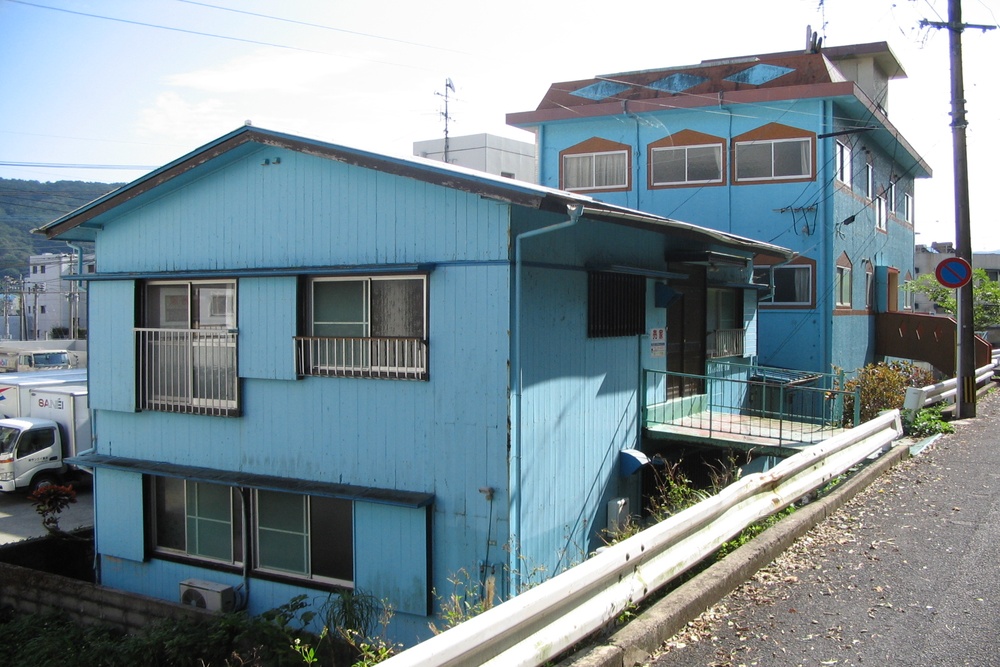 青い建物について