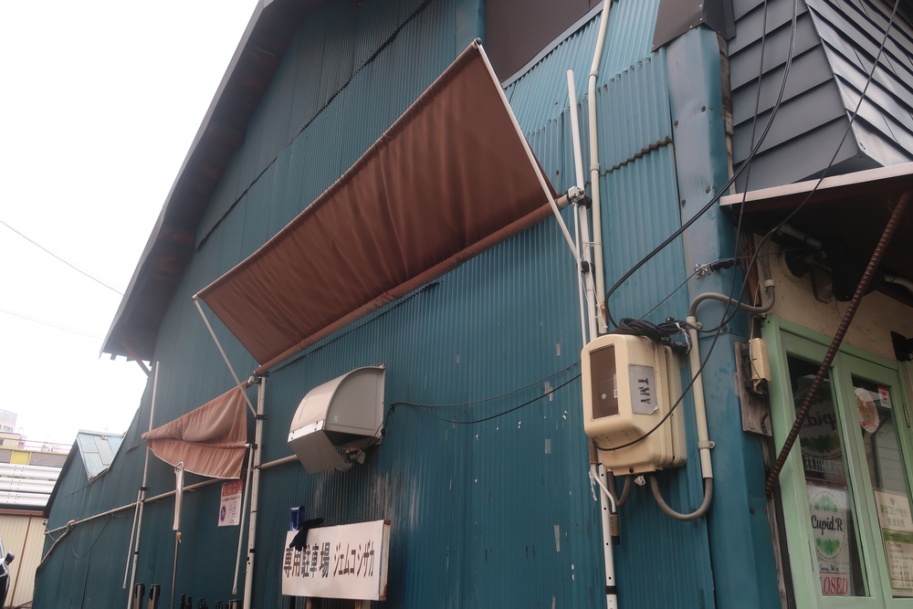 青い建物について